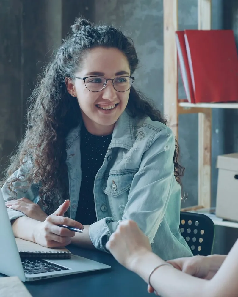 Dwie osoby omawiają architekturę systemu przy ekranie laptopa