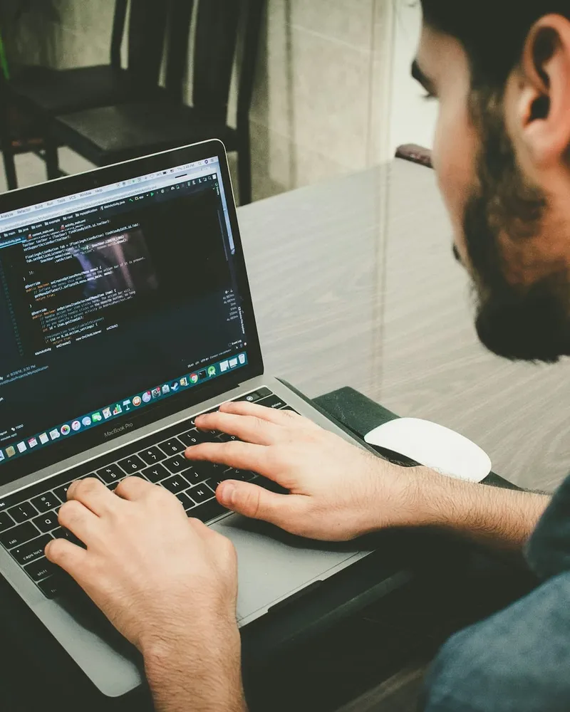 Programiści pracują razem przy jednym stole w biurze